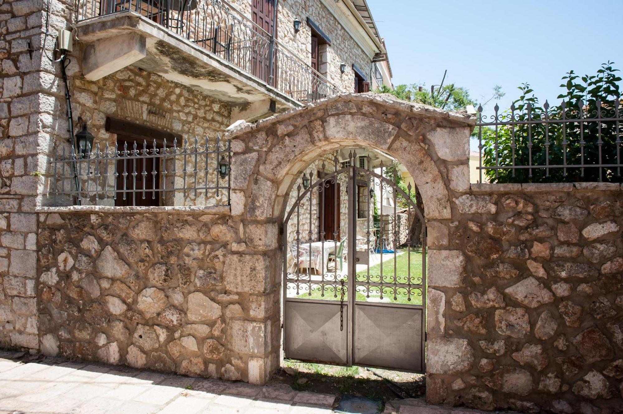 Seafront Stone Suites Vónitsa Exterior foto